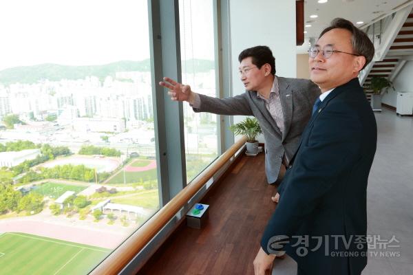 [크기변환]6-3. 이상일 용인특례시장이 고기동 행정안전부 차관에게 수지구 일대를 소개하고 있다.jpg