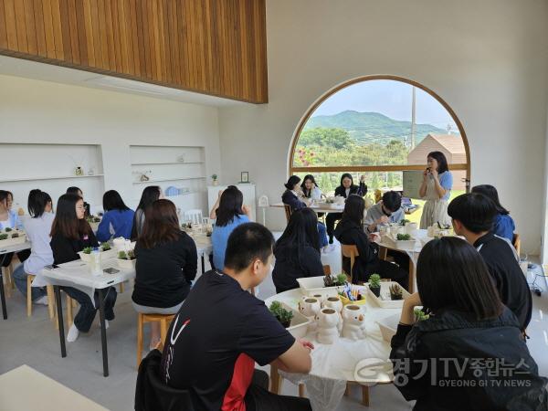 [크기변환]3-3. 용인바이오고 학생들이 치유농장에서 반려식물 만들기 실습을 하고 있다.jpg