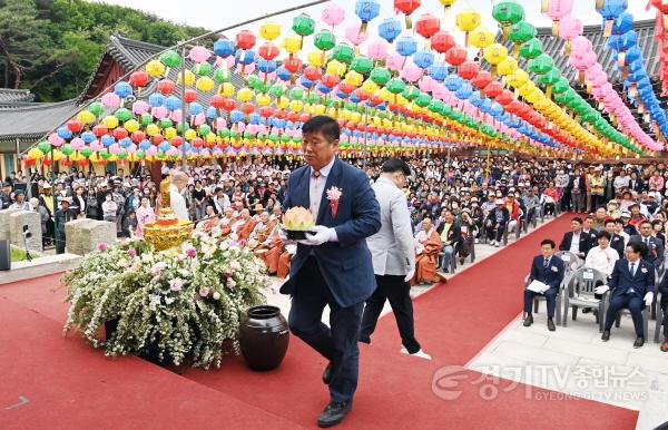 [크기변환]사진1)용주사 봉축법요식에서 연등 올리는 오문섭 부의장.jpg