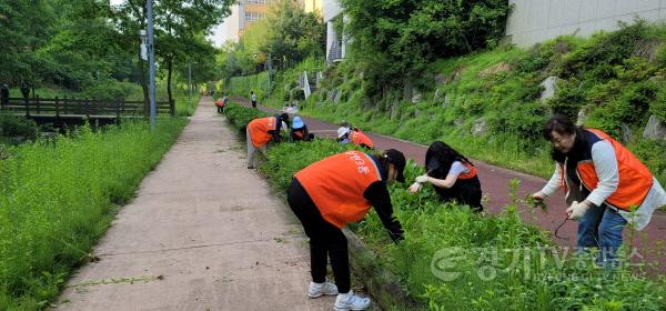 [크기변환]사본 -5-8. 상현3동 통장협의회와 체육회가 하천변과 산책로 제초 작업을 진행했다..jpg