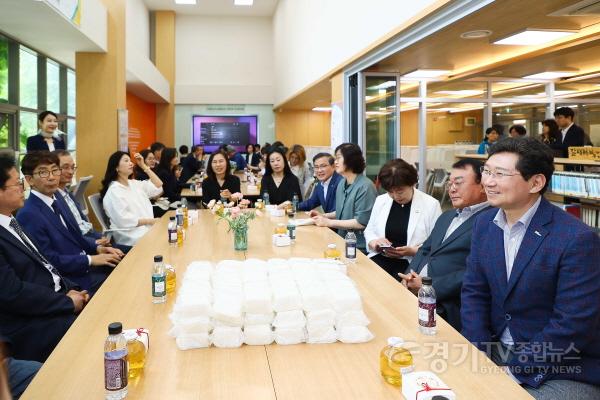 [크기변환]1-2. 이상일 용인특례시장이 용인삼계고에서 열린 미래교육환경개선사업 3.0 준공기념식에 참석해 학교 관계자들과 대화를 나누고 있다..jpg