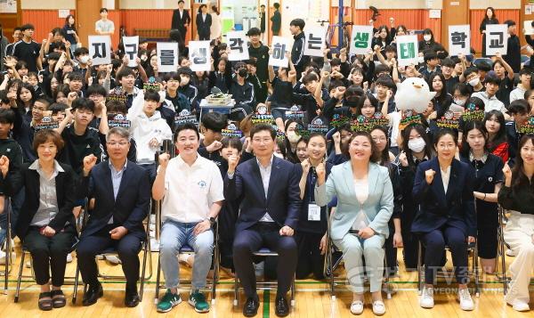 [크기변환]1-2. 이상일 용인특례시장이 22일 흥덕중학교에서 ‘기후 위기 대응과 남극 이야기’를 주제로 특강을 한 뒤 학생들과 교직원 등과 기념촬영을 하고 있다..jpeg