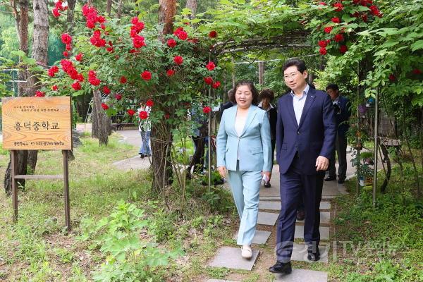 [크기변환]1-4. 이상일 시장이 22일 생태학교로 선정해 지원하는 흥덕중학교를 방문해 환경을 주제로 특강을 한 뒤 이은선 흥덕중학교 교장선생님의 안내를 받아 교정을 둘러보고 있다..jpeg