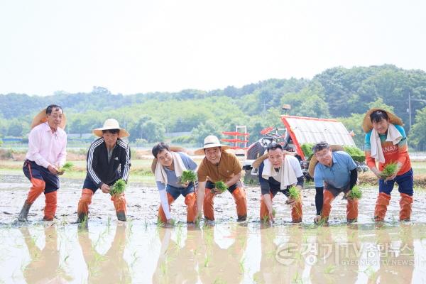 [크기변환]01-여주시 김동연 경기도지사, 여주시 모내기현장 찾아 청년농업인 격려 1.jpg