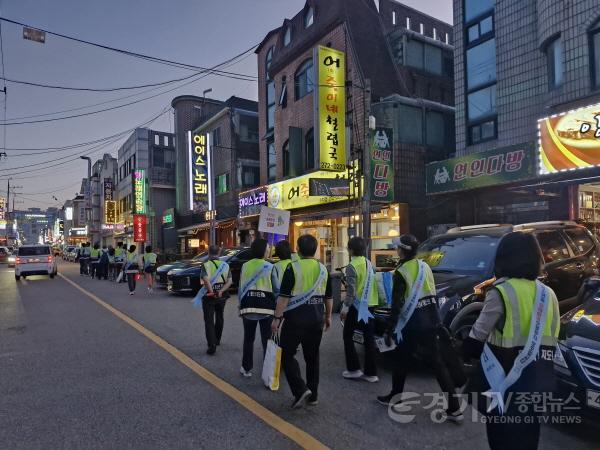 [크기변환]12-2. 수지구는 지난 23일 저녁 청소년 유해업소 밀집 지역과 번화가 일대를 중심으로 청소년 유해환경 민·관 합동점검을 했다.jpg