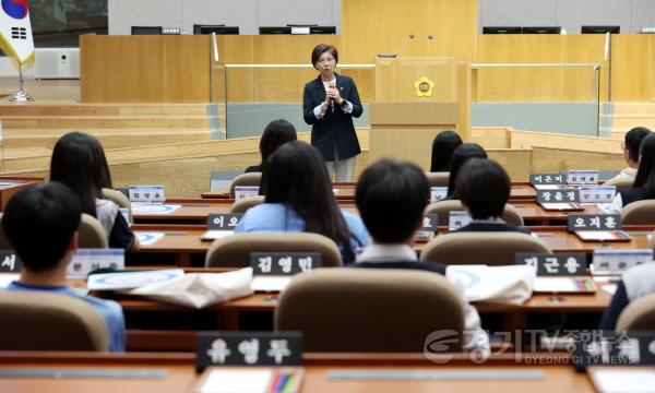 [크기변환]240527 김미숙 의원, 청소년 의회교실 참석해 군포시 산본중학교 학생들 격려(2).jpg