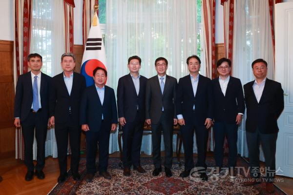 [크기변환]4. 주오스트리아 대한민국대사관저를 방문한 전국대도시시장협의회 시장단이 함상욱 주오스트리아 한국대사를 만나 기념촬영을 하고 있다.(왼쪽부터 이수철 참사관, 이강덕 포항시장, 주광덕 남양주시장, 이상일 용인특례.jpg