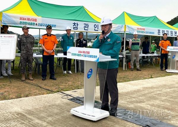 [크기변환]4-1. 용인특례시는 여름철 집중호우를 대비해 시청 재난안전상황실과 처인구 이동읍 이동저수지에서 ‘재난 대응 안전한국훈련’을 실시했다. 사진은 황준기 제2부시장이 훈련 참자가들에게 인사말을 하는 모습..jpg