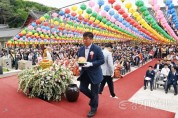 [크기변환]사진1)용주사 봉축법요식에서 연등 올리는 오문섭 부의장.jpg