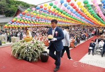 [크기변환]사진1)용주사 봉축법요식에서 연등 올리는 오문섭 부의장.jpg