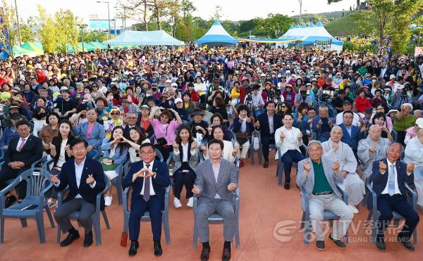 [크기변환]1-3. 이상일 용인특례시장이 1일 제33회 처인성문화제에 참석해 참가자들과 기념촬영을 하고 있다.jpg