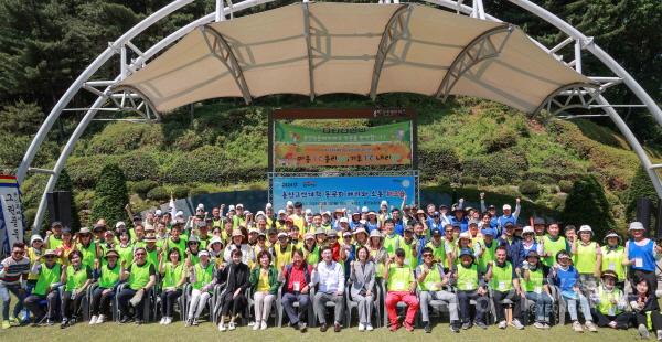 [크기변환]4-2. 이상일 용인특례시장이 3일 용인그린대학 동문회 워크샵에서 참가자들과 기념촬영을 하고 있다.JPG