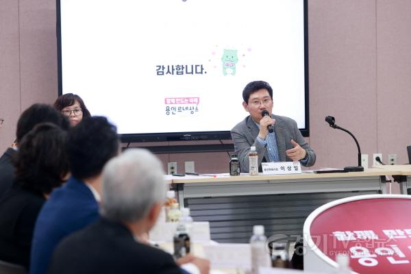 [크기변환]4-3. 이상일 용인특례시장이 4일 기흥구 동백2동 주민 소통간담회에서 인사말을 하고 있다.jpg