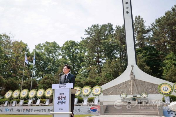 [크기변환]6-3. 이상일 용인특례시장이 6일 처인구 김량장동 현충탑에서 열린 제69회 현충일 추념식 행사에서 추념사를 하고 있다..JPG