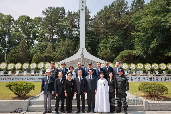 [크기변환]6-5. 제69회 현충일 추념식에 참석한 이상일 용인특례시장이 현충탑 앞에서 지역 보훈단체 및 안보단체장들과 기념촬영을 하고 있다..JPG