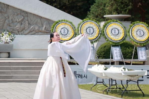 [크기변환]6-4. 중요무형문화재 97호인 명지대 무용학과 심규순 교수가 제69회 현충일 추념식에서 살풀이 공연을 하는 모습..JPG