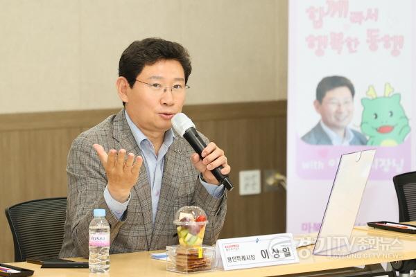 [크기변환]1-1. 이상일 용인특례시장이 7일 기흥구 마북동에서 주민소통간담회를 열어 인사말을 하고 있다.jpg