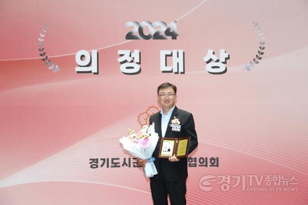 [크기변환]2024 의정대상 시상식 김하식 의장.JPG