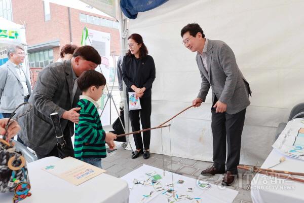 [크기변환]9-2. 이상일 용인특례시장이 환경교육박람회에 참가한 한 어린이와 체험부스에서 멸종위기동물을 구하는 체험 활동을 하고 있는 모습..JPG