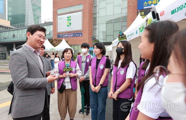 [크기변환]9-1. 이상일 용인특례시장이 8일 용인포은아트홀 야외광장에서 열린 환경교육박람회에 참가한 흥덕중학교 학생들을 격려하고 있다..JPG