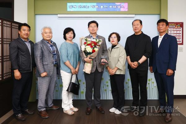 [크기변환]11. 이상일 용인특례시장이 7일 용인8구역 주택재개발정비사업조합원들에게 감사패를 받았다.jpg