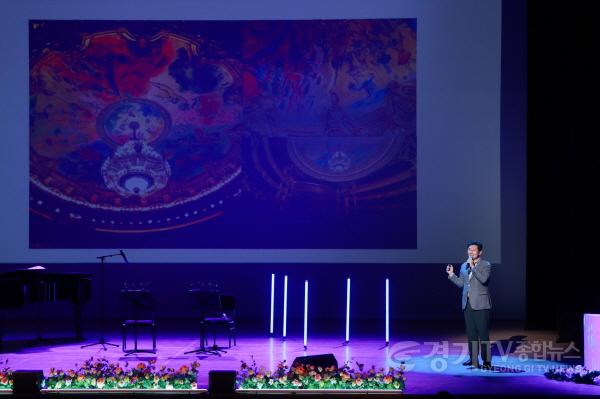 [크기변환]8-1. 이상일 용인특례시장이 마르크 샤갈이 그린 파리 오페라극장 천장화 꿈의 꽃다발에 대해 설명하고 있는 모습.jpg