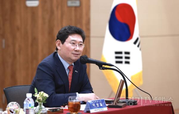 [크기변환]8-2. 13일 용인산림교육센터에서 열린 대한민국특례시시장협의회의 2024년 상반기 제1차 정기회의에서 발언하고 있는 이상일 용인특례시장.jpg