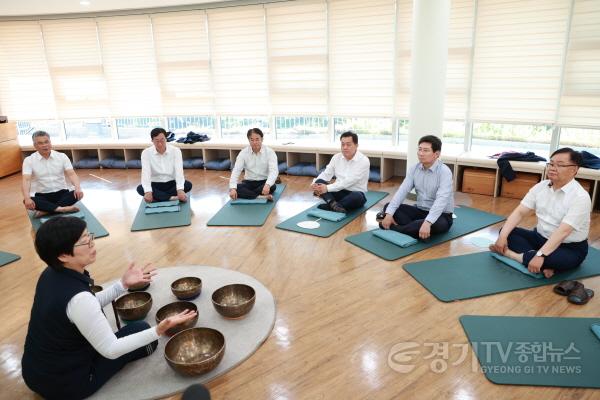 [크기변환]8-4. 대한민국특례시시장협의회 2024년 상반기 제1차 정기회의가 끝난 후 용인자연휴양림 내 나눔숲복지센터 치유실에서 산림치유 프로그램을 체험 중인 이상일 용인특례시장과 수원·고양·창원·화성시장의 모습.jpg