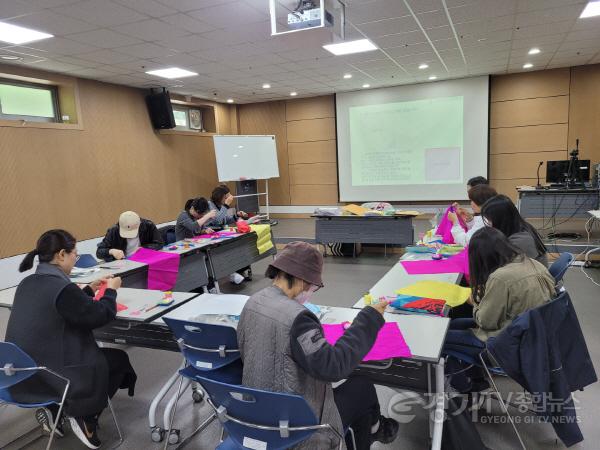 [크기변환]2-1. 보라도서관 특성화주제인 전통 관련 프로그램에 시민들이 참여한 모습.jpg