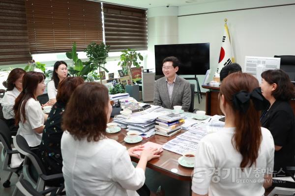 [크기변환]4-2. 지난 20일 이상일 용인특례시장이 용인시어린이집연합회 관계자들과 보육환경을 위한 개선방안을 논의하고 있다..jpg