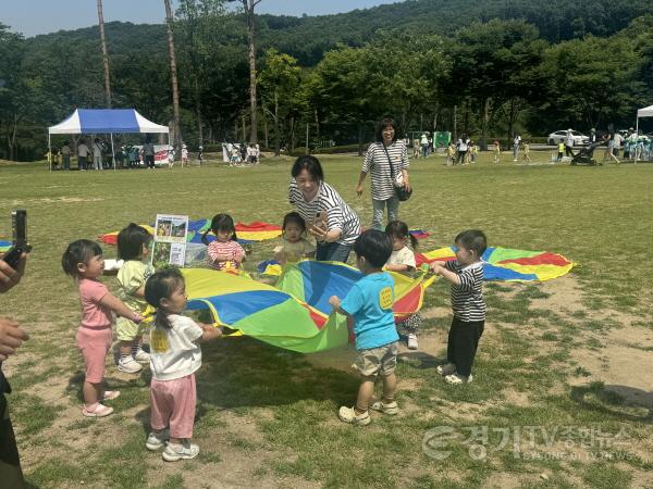 [크기변환]10-2. 20일 용인자연휴양림에서 열린 유아숲 특별 프로그램 숲속의 물놀이터에 참여한 어린이들이 체험 놀이 프로그램을 즐기고 있는 모습.JPG