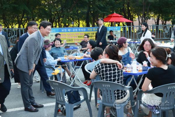 [크기변환]1-1. 이상일 용인특례시장이 지난 21일 저녁 ‘2024 BOCA Summer 맥주 페스티벌’ 행사장을 찾아 시민들에게 인사를 하고 있는 모습..jpg