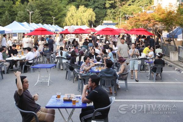 [크기변환]1-3. 용인특례시 기흥구 보정동 카페거리 일원에서 개최된 ‘2024 BOCA Summer 맥주 페스티벌을 즐기고 있는 시민들의 모습..jpg