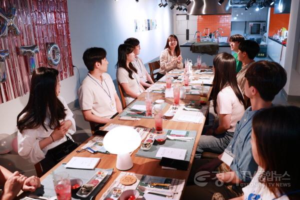 [크기변환]1-2. 맛잇는밤 참가자들이 자기소개를 하고 있는 모습..jpg