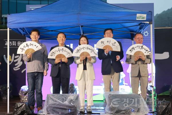 [크기변환]9-2. 이상일 용인특례시장이 29일 용인중앙시장 별빛마당 야시장 개개장식 행사에서 내빈들과 함께 부채 퍼포먼스를 선보이고 있다..JPG