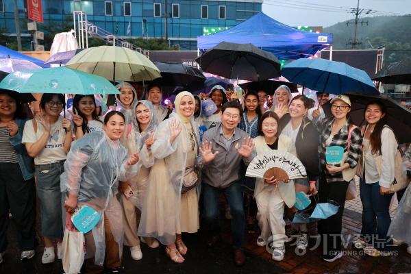 [크기변환]9-6. 이상일 용인특례시장이 29일 용인중앙시장 별빛마당 야시장 개장식에서 시민, 왜국 SNS인플루언서, 관광객과 기념 촬영을 하고 있다 (2).JPG