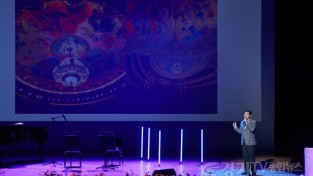 [크기변환]8-1. 이상일 용인특례시장이 마르크 샤갈이 그린 파리 오페라극장 천장화 꿈의 꽃다발에 대해 설명하고 있는 모습.jpg