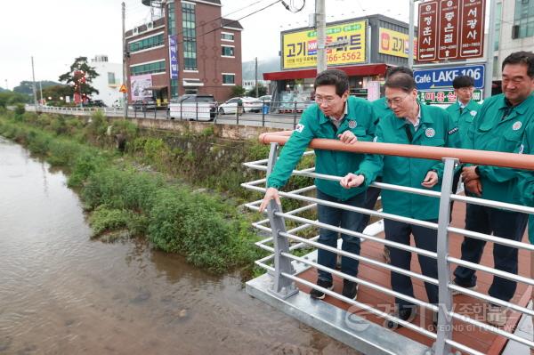 [크기변환]6-4. 이상일 용인특례시장이 9일 수지구 고기동 고기교 주변을 방문해 호우 대비 현장점검을 했다..jpg