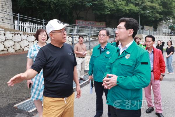 [크기변환]5-2. 이상일 용인특례시장이 11일 마북천 현장을 방문해 수질개선 현황과 시민의 안전 여부를 직접 확인했다..jpg