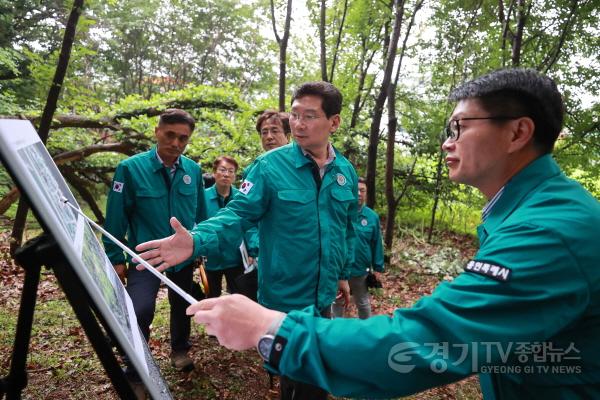 [크기변환]6-1. 이상일 용인특례시장이 16일 포곡읍 산사태 취약지역을 찾아 현장을 살펴봤다..jpg