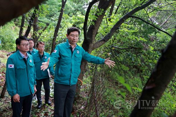 [크기변환]6-2. 이상일 용인특례시장이 16일 포곡읍 산사태 취약지역을 찾아 현장을 살펴봤다..JPG