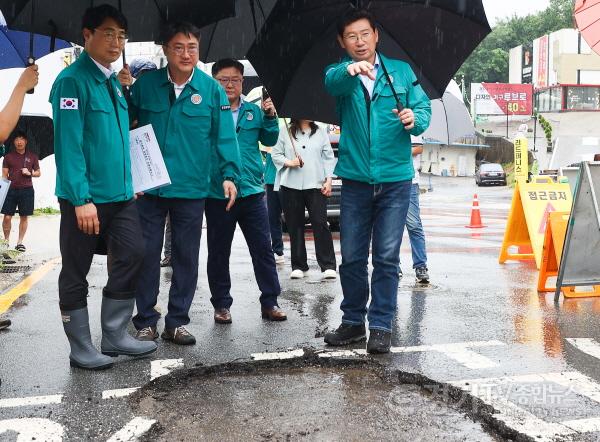 [크기변환]7-1. 18일 이상일 용인특례시장이 기습적인 폭우로 인해 도로가 파손된 기흥구 중동 동백3동 행정복지센터 신축 현장을 확인하고 있다..jpg