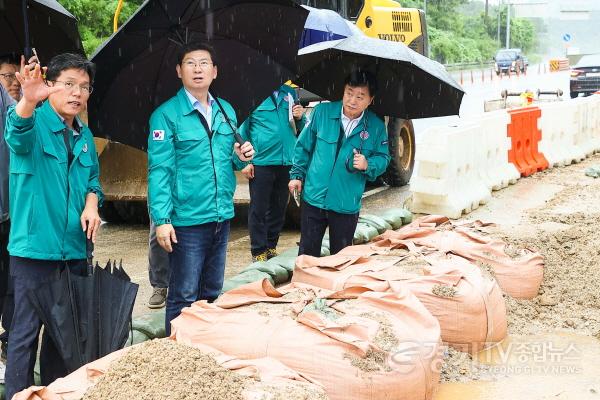 [크기변환]7-3. 이상일 용인특례시장이 18일 처인구 삼가동 서용인IC 인근 차로확장 공사 현장을 확인하고 있다. (1).jpg