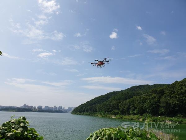 [크기변환]4-1. 용인특례시는 지난 14일 기흥호수에 드론을 활용해 살조제인 마이팅션 500kg을 살포했다..jpg