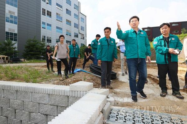 [크기변환]10-3. 이상일 용인특례시장이 집중호우로 인해 사면이 붕괴하고 토사가 유출된 기흥구 중동 공사현장을 방문해 대책 마련을 주문하고 있다..jpg