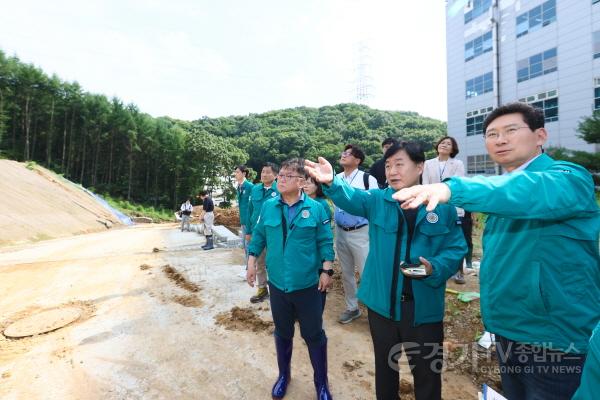 [크기변환]10-2. 이상일 용인특례시장이 집중호우로 인해 사면이 붕괴하고 토사가 유출된 기흥구 중동 공사현장을 방문해 대책 마련을 주문하고 있다..jpg