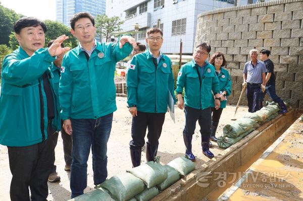 [크기변환]10-1. 이상일 용인특례시장이 집중호우로 인해 사면이 붕괴하고 토사가 유출된 기흥구 중동 공사현장을 방문해 대책 마련을 주문하고 있다..jpg