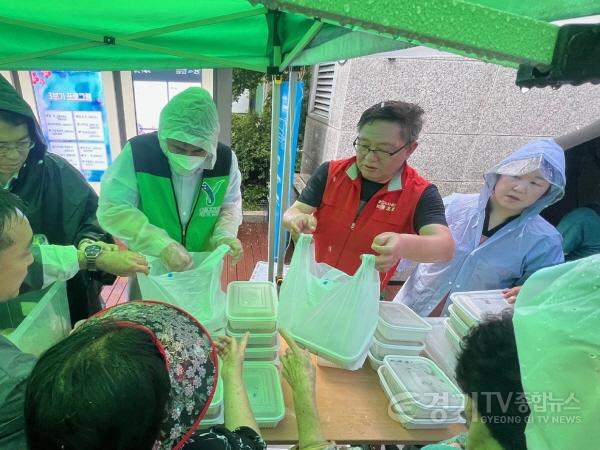 [크기변환]노사합동 삼계탕 나눔 봉사활동 사진1(240718).jpg