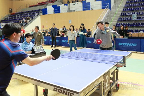 [크기변환]1-3. 이상일 용인특례시장이 20일 용인실내체육관에서 열린 두리하나 어울림탁구대회에서 시타를 하고 있다..jpg