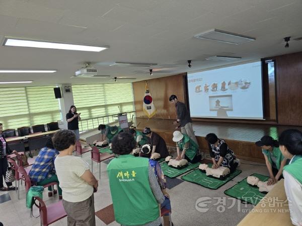 [크기변환]4. 용인특례시 처인구보건소가 읍면 지역 주민을 대상으로 진행한 심폐소생술 실습교육.jpg